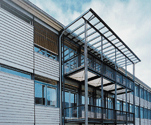 Teilansicht Neubau der Schule in Rorbas (CH); für die Fassadengestaltung wurden horizontal verlaufende Stulppaneele aus vorbewittertem Titanzink eingesetzt. Architekten K. Habegger & R. Agostoni, Winterthur (CH); Spenglerarbeiten Zellweder & Spiess, Freienstein (CH) (Foto: Rheinzink GmbH).
