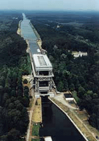 Das Schiffshebewerk Niederfinow, ein technisches Denkmal am Oder-Havel-Kanal bewältigt internationalen Binnenschiffsverkehr. Das 1934 errichtete Bauwerk erhielt in diesem Jahr, nach sechsmonatiger Bauzeit, ein neues Nirosta® Metalldachsystem.