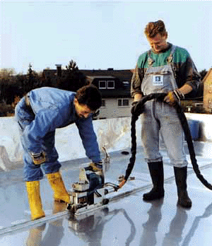 Völlig wasserdichte Verbindung schafft diese Rollnahtschweißmaschine beim Edelstahl.
