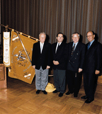 Erinnerungsfoto für die Innungschronik: Kupferschmiedemeister Immanuel Hochkeppeler, Obermeister Peter Kirchbach, Landesinnungsmeister Bruno Schliefke und Ekkehard Strobel, Urenkel von E. Otto Wilhelmy, Obermeister der Installateur- und Klempner-Innung Leipzig (1875-1897) und Gründer der IKZ-HAUSTECHNIK (1872).