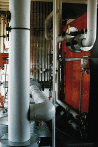 Bild 2: Ein Teil des Rohrleitungssystems mit dem 2100 l fassenden Brauchwasserspeicher.
