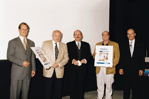 Fotografiertes Finale: Die Gewinner Franz-Josef Buschmeyer (2. von links) und Albrecht Heinkele (2. von rechts) verbuchten die Initiative ebenso auf der Habenseite wie die Duscholux-Manager Wolfgang Göck (Mitte) und Peter Fröhlich (rechts). Auch Verlagsleiter Christopher Strobel war's für die IKZ-HAUSTECHNIK zufrieden.