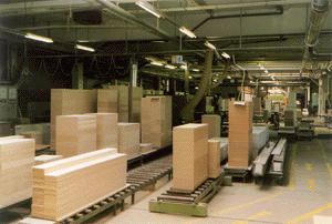 Vorgefertigte Plattenware erhält vollautomatisch hochwertige Kanten (db).