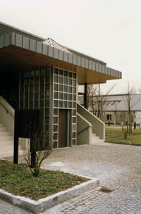 Vordachsituation oberhalb eines Versammlungsgebäudes. Einfache Randblende in Winkelstehfalztechnik.