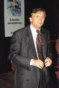 Dr. Wolfgang A. Titze: "Strukturelle Veränderungen im Marktverändern nicht nur das Umfeld im Handwerk, sondern erfordern aucheine Verlagerung der Leistungen in Richtung Dienstleistung."