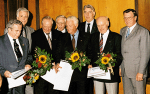 Zum ersten Mal wurde die neu geschaffene Verbandsnadel in "Gold" des Fachverbandes verliehen an (erste Reihe v.l.n.r.): Heinz-Günter Voigt (Geesthacht), Karl-Heinz Penk (Kiel), Jürgen Kleinke (Ahrensburg), Otto Bünning (Albersdorf) und Ulrich Harmel (Ratzeburg), (zweite Reihe v.l.n.r.): Hauptgeschäftsführer Hugo Schütt sowie die in ihren Ämtern als stv. LIM und Landesfachgruppenleiter bzw. Landesinnungsmeister für die nächsten fünf Jahre bestätigten Rolf Richter aus Schleswig sowie Albert Vogler aus Eutin-Fissau, freuen sich mit den Geehrten.