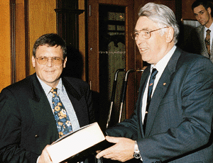 LIM Vogler überreicht dem ehemaligen FV-SHK Vorstandsmitglied Jürgen Gebhard ein Weinpräsent.