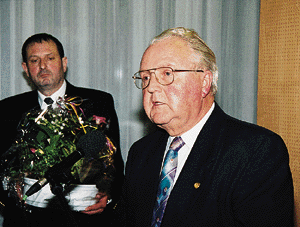 Der Kupferschmiedemeister Immanuel Hochkeppel wurde zum Ehrenmitglied des Vorstandes gewählt und erhielt die Ehrennadel des Fachverbandes Sachsen in Gold. Es bedrückte ihn, daß kein Nachfolger für sein Amt als Fachgruppenleiter Kupferschmiede benannt werden könne und so appellierte er an die Delegierten, ihre Tatkraft auch für solche Ehrenämter zur Verfügung zu stellen.