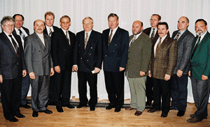 Bruno Schliefke als wiedergewählter Landesinnungsmeister, versammelte die "Mannschaft", die aus den Wahlen hervorging zu einem Gruppenbild. (v. l. n. r.) Jürgen Buhse, Wolfgang Werner, Christian Bergmann, Lutz Binder, Herbert Reischl, LIM Bruno Schliefke, Dieter Straube, Dieter Ernst, Klaus Thiele, Reinhold Förster, Hans-Jürgen Schuster und Rainer Leipoldt. Nicht im Bild die Herren Karl-Heinz Ficker, Hans-Jörg Schurz und Dieter Hammer.