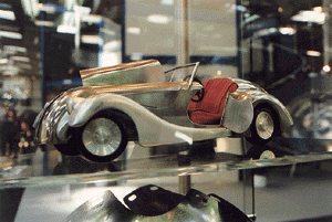 Originalgetreues Modell eines BMW-328 Sportwagens, von Auszubildenden im Karosseriespengler-Handwerk bei BMW-Dingolfing gearbeitet. Ausgestellt war das Prachtstück bei Eckold (St. Andreasberg).