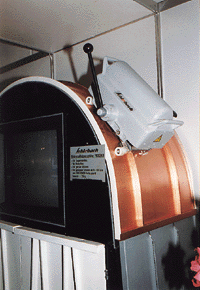 Perfekte Falztechnik erfordert maschinelle Hilfsmittel als Voraussetzung für gute Arbeitsergebnisse. Diese Piccolo-Universalfalzmaschine war, wie viele andere Maschinen für den Klempner, auf dem Stand von Schlebach zu sehen.