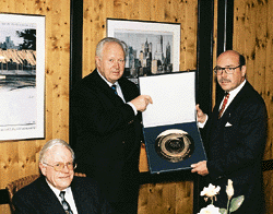 Als Anerkennung für sein über 25jähriges erfolgreiches Engagement für das SHK-Handwerk erhielt der scheidende Vorsitzende der Bufa Sanitärtechnik, Carl-Heinz Janssen, das SHK-Handwerkszeichen in Bronze.