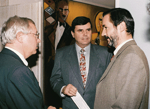 Minister Matthias Platzeck im Pausengespräch mit Manfred Scheibe, Direktor Kundendienst der Verbundnetz Gas AG und Dipl.- Kaufm. Detlef Pfeil, Geschäftsführer FV SHK Land Brandenburg (v.r.n.l.).