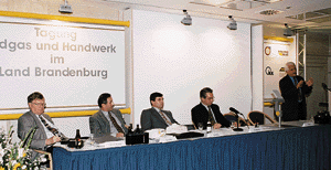 Referierten umfassend zum Thema "Erdgas und Handwerk": Prof. Dr. Klaus Kurth, Manfred Jeschke, Direktor Manfred Scheibe, Herbert Wüst (v.l.n.r.), Horst Korte, Dr. Günter Wieschebrink und Dipl.-Ing. Armin Müller (n. i. Bild).