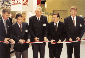 Gemeinsam griffen sie zur Schere: (v.l.) Messe-Geschäftsführer Dietmar Aulich, LIM Karl-Friedrich Schlüter (Bremen), LIM Albert Vogler (Schleswig-Holstein), Niedersachsens Landesvater Gerhard Schröder und LIM Wilfried Sander (Hamburg).