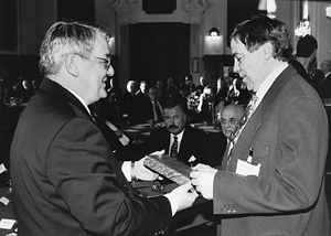 Landesinnungsmeister Dipl.-Ing. Rudolf Peters (li.) und Staatssekretär Manfred Morgenstern, Ministerium für Bauen und Wohnen des Landes NRW, während des Neujahrsempfangs.