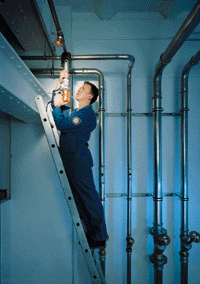 Bild 12: Mit Preßfittings verbundene Rohrleitungen aus nichtrostendem Stahl - ein System, das bereits vor 25 Jahren entwickelt wurde. Quelle: Mannesmann Pressfitting GmbH