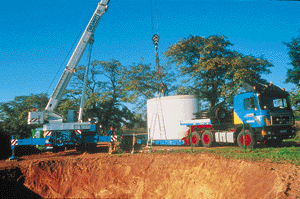 Bild 17-19: Versetzen eines Großbehälters mit 73 m³ Inhalt. Foto: Mallbeton