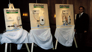 In seinem Labor erläuterte Dr. Leiter die Wirkung der elektrostatischen Behandlung auf den Volumenstrom bei dem durch Maitron entwickelten Kapillartestverfahren.