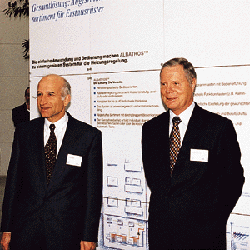Zukunftsorientiert: Dr. Bachmann (r.): "Der Kundennutzen wird bei Landis & Staefa im Mittelpunkt stehen." Dr. Muggli (l.): "Aus den bestehenden Systemen von Landis & Gyr und Staefa Control System entwickelt Landis & Staefa schrittweise ein neues gemeinsames System."