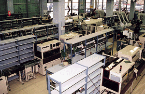Etwa 1500 einzelne Positionen werden täglich im Werk in Zug bearbeitet. Der Gesamtartikel- bestand umfaßt ca. 15000 Teile, sie werden über eine ausge- klügelte Logistik den Arbeits- plätzen zugeführt.