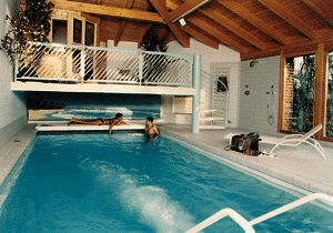 Der Beginn der Freibadsaison bedeutet nicht das "Aus" der Hallenbäder. Diese haben, insbesondere im privaten Umfeld, zu allen Jahreszeiten Hochsaison. Zusätzliche Nutzungsangebote, wie z.B. hier eine Sauna, bieten gern angenommene Attraktionen.