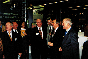 Dr. Michael Peters, Michael von Bock und Polach, Klaus Weißhaar, Franz Kook , BM Prof. Dr. Klaus Töpfer und Peter Körfer-Schün während des offiziellen Messerundgangs (v.l.n.r).