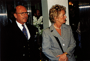 Petra Roth, Oberbürgermeisterin der Stadt Frankfurt, mit ZVSHK-Hauptgeschäftsführer Michael von Bock und Polach am ZVSHK-Messestand.