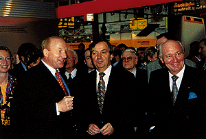 BM Prof. Dr. Klaus Töpfer (Mitte) freut sich gemeinsam mit Heinz-Dieter Heidemann (rechts) und Martin Viessmann über den gelungenen Messebeginn.