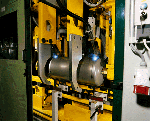 Automatisiertes Schweißen des Behälterbodens (Bild: Stiebel-Eltron).