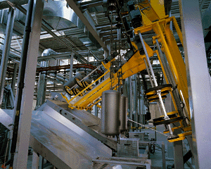 Vollautomatischer Emailauftrag, Innenemaillierung des Behälters (Bild: Stiebel-Eltron).