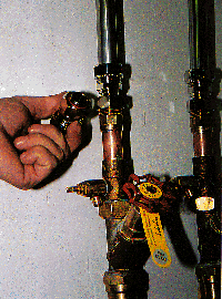 Übergangsstelle vom Hauseingangsverteiler -Kupfer weichgelötet- zum Edelstahl-Trinkwassersystem der Fa. Hage Fittings, Rodgau.