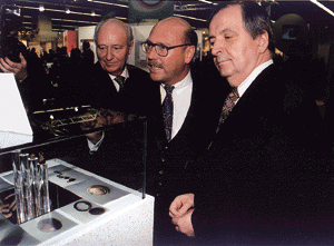 Prominentester Besucher am Stand des ZVSHK war Professor Klaus Töpfer. Präsident Heinz-Dieter Heidemann und Hauptgeschäftsführer Michael von Bock und Polach begleiteten den Bundesbauminister, dessen besonderes Interesse modernen und energiesparenden Heizungsanlagen galt, beim Eröffnungsrundgang am ersten Messetag.