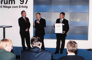 Messe-Highlight: Pünktlich zur ISH konnte Andreas Müller, SHK-ZERT, den Vertretern der Firma D. F. Liedelt "Velta" Produktions- und Vertriebs-GmbH, Herrn Dietrich Liedelt und Heino Strüfen, die Urkunde zur Hersteller/Lieferantenzertifizierung überreichen. Mit seiner Aussage zur Systemoffenheit von Rohrverbindungen, die in besonderen Anwendungsfällen, insbesondere bei Erweiterung und Änderung, zu handelsüblichen Klemmringverschraubungen gleicher Dimension kompatibel sind, qualifiziert sich das Unternehmen zum ausgezeichneten Partner des SHK-Handwerks.