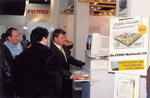Premiere: Heiße Spuren in Cyber Village, mit diesem brandneuen Computer-Spiel auf CD-ROM bietet der ZVSHK Betrieben der Heizungsbranche ein hochmodernes Marketing-Instrument an. Auf unterhaltsame Weise kann der potentielle Kunde damit selbst Möglichkeiten der Heizungsmodernisierung und damit der Einsparung von Kosten sowie der Verminderung von Emissionen aufspüren.