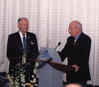 Heinz-Dieter Heidemann, Präsident des ZVSHK hielt die Laudatio auf Kunibert Breuer, der seinen 65. Geburtstag feierte.