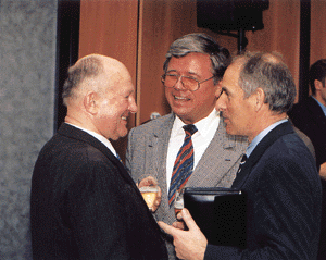 ZVSHK-Vizepräsident Werner Obermeier im vertrauten Gespräch mit dem dienstältesten Mitarbeiter des Zentralverbandes.