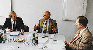 Hans-Joachim Pez (r.) und Wolfgang Reichhardt (l.) im Gespräch mit IKZ-HAUSTECHNIK-Redakteur Helmut Gülde-Hötte.