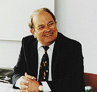 Wolfgang Reichhardt: "Bei der Absatzfinanzierung empfehlen wir unsere Drei-Säulen-Theorie: 1. subventionierter Zinssatz; 2. überregionale Werbung; 3. Ware mit Angabe des niedrigen effektiven Jahreszins auszeichnen."