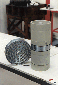 Das patentierte Innenleben eines geflanschten Gerätes mit Zinkanode und PTFE Statikkörper. Die Opferanode arbeitet, so Flettner, wie eine Batterie mit Kathode und Wasser als Elektrolyt. Die erzeugte Spannung betrage 1 Volt und der PH-Wert werde um etwa 0,2 in Richtung Base verändert.