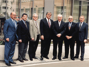 Gruppenbild mit Hauptgeschäftsführer. Der Vorstand des ZVSHK nach seiner Wahl, (von links) HGf. Michael von Bock und Polach, Karl Schlüter (Bremen), Bruno Schliefke (Sachsen), Vizepräsident Werner Obermeier (Bayern), Präsident Heinz-Dieter Heidemann (NRW), Erwin Weller (Baden-Württemberg) und Manfred Pelzer (NRW).