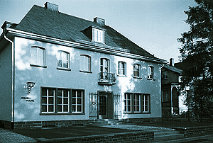 Blick auf das ansehnliche, im Oktober 1951 eingeweihte Verlagsgebäude. Die damalige Arnsberger Medienadresse: Eichholzstraße 27.