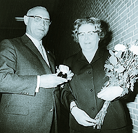 ZVSHK-Präsident Johann Kreikamp zeichnet 1970 Verlegerin Alice Strobel mit dem Handwerksabzeichen in Gold des Zentralverbandes des Deutschen Handwerks aus.