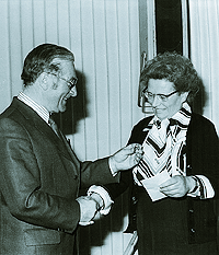 1976 Auszeichnung mit dem Ehrenring des ZVSHK durch seinen Präsidenten Ing. Heinz Schmalen.