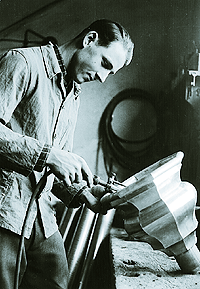 1951: Ekkehard Strobel bei der Anfertigung seines Gesellenstücks.