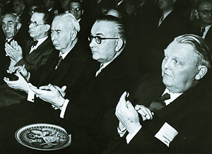 Zur Ehrung von Bundessieger Ekkehard Strobel: Bundeswirtschaftsminister Prof. Ludwig Erhard, Uhlemeyer, Präsident des Zentralverbandes des Deutschen Handwerks, Bundespräsident Prof. Dr. Theodor Heuss (v. r.).