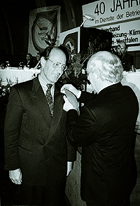 Dank für 40 Jahre harmonische Partnerschaft mit der IKZ-HAUSTECHNIK: Verbandsvorsitzender Ing. Heinz-Dieter Heidemann zeichnet 1988 Verleger Ekkehard Strobel mit der Goldenen Ehrennadel des Fachverbandes NRW aus.