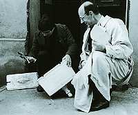 Lothar Zischner überreicht Ekkehard Strobel einen Spülkasten mit eingegossener Firmenadresse seines Urgroßvaters "E. Otto Wilhelmy, Leipzig".