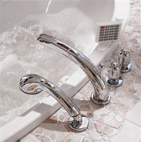 Designharmonie: Sanfte Formensprache auch bei den Armaturen. Das Bedienungsterminal des Whirlpools ist versenkbar.