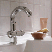 Designharmonie: Sanfte Formensprache auch bei den Armaturen. Das Bedienungsterminal des Whirlpools ist versenkbar.